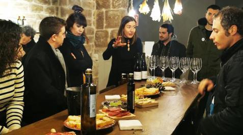 Beatriz López, de Reyna de Copas Beatriz López, en el centro, en su negocio.