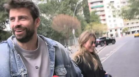 gerard-pique-clara-chia Gerard Piqué y Clara Chía pasean cogidos de la mano y riéndose por delante de los periodistas