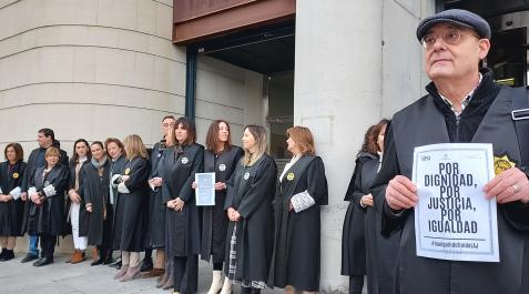 letrados Los letrados de la administración de justicia, concentrados ayer frente al Palacio de Justicia de Pamplona.