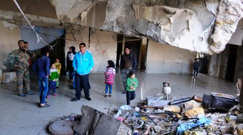 Efectos del terremoto en Siria Georges Sabe visita en 2018 un hospital bombardeado convertido en casa para desplazados.