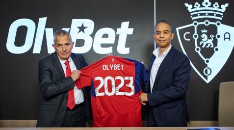 Olybet y Osasuna Fran Canal, director general, y Corey Plummer, de OlyBet.