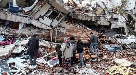 Sigue la búsqueda de supervivientes entre los escombros de los edifcios derrumbados por los fuertes terremotos del lunes en Turquía y Siria.
