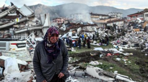 terremosto turquia siria Sigue la búsqueda de supervivientes entre los escombros de los edifcios derrumbados por los fuertes terremotos del lunes en Turquía y Siria.