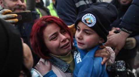 Un niño, junto a su madre, tras ser rescatado de los escombros en Turquía Un niño, junto a su madre, tras ser rescatado de los escombros en Turquía