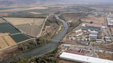 asdf Imagen aérea del meandro de El Señorío de Castejón, ubicado entre el puente de la N-113 (en primer término) y el de la AP-15 (al fondo)