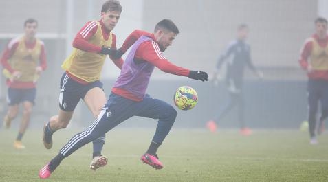 Osasuna Moi Gómez trata de marcharse de la marca de Pablo Ibáñez durante la sesión de este miércoles, bajo la niebla, en Tajonar.