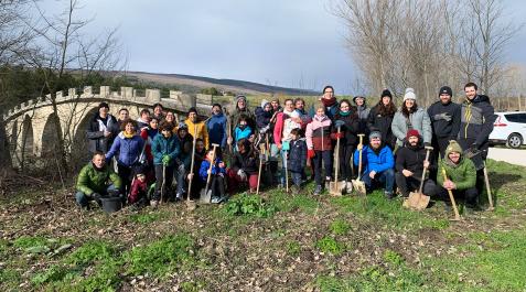 Árboles en Ibero Foto de grupo de los voluntarios de Ibero y de ‘Y os lo cuento’ tras la plantación ahora destruida.