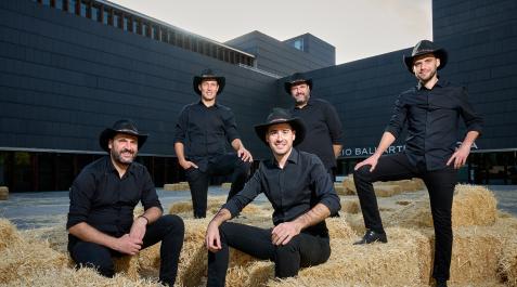 Los integrantes de Puro Relajo, con su indumentaria habitual, posan en Baluarte. De pie , de izquierda derecha: Eneko Irigoyen (trompeta y voz), David García (guitarra y voz) , Iosu Burguete (trompeta y voz). Sentados, también de izquierda a derecha: J Los integrantes de Puro Relajo, con su indumentaria habitual, posan en Baluarte. De pie , de izquierda derecha: Eneko Irigoyen (trompeta y voz), David García (guitarra y voz) , Iosu Burguete (trompeta y voz). Sentados, también de izquierda a derecha: Jorge García (guitarra y voz) y Txuma Gallués (acordeón y voz).