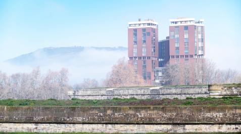 Niebla sobre edificios en Navarra La niebla, persistente ayer en muchos puntos de Navarra, se extiende tras el edificio Singular de Pamplona, visto desde la Ciudadela.