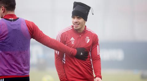 Ez Abde y Kike García Abde, en el entrenamiento de este miércoles 8 de febrero en Tajonar junto a Kike García.