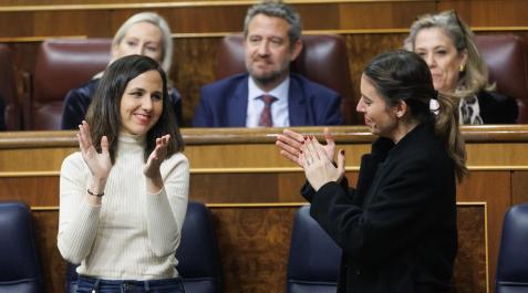 belarra La ministra de Derechos Sociales y Agenda 2023, Ione Belarra (i) y la ministra de Igualdad, Irene Montero (d), aplauden durante una sesión plenaria