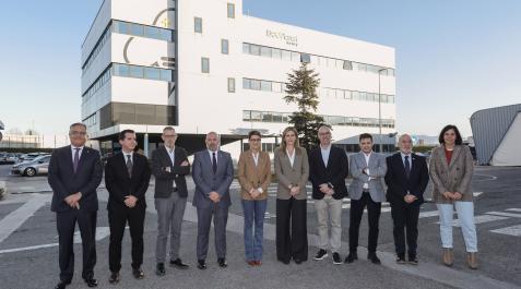 beeplanet-Sara-Aagesen El presidente de la CEN, Juan Miguel Sucunza; el consejero de Desarrollo Económico y Empresarial, Mikel Irujo; un socio co-fundador de BeePlanet, Agustín Idareta; el delegado del Gobierno en Navarra, José Luis Arasti; la Presidenta de Navarra, María Chivite; la secretaria de Estado de Energía, Sara Aagesen; los otros dos socios co-fundadores de la empresa, Jon Asín y Carlos Llonis; el consejero de Universidad, Innovación y Transformación Digital, Juan Cruz Cigudosa, y la directora general de Industria, Energía y Proyectos Estratégicos S4, Uxue Itoiz