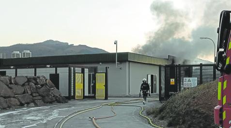 Irún Humo en la zona de la estación de compresión del gasoducto de Irún, el pasado miércoles