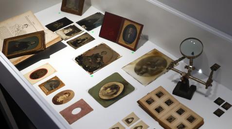 Conjunto de fotografías de Ramón y Cajal que centran uno de los espacios de la exposición titulada Conjunto de fotografías de Ramón y Cajal que centran uno de los espacios de la exposición titulada