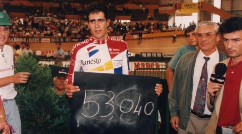 Miguel Induráin, con la pizarra y su marca.