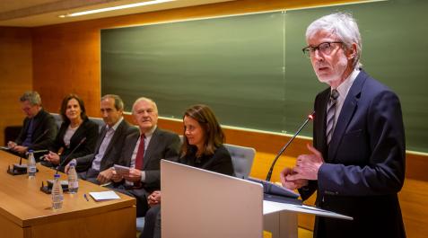 Enrique Goñi presentó el acto desde el atril. A su derecha, Susana de la Sierra; el exministro Tomás de la Quadra-Salcedo; Alfonso Sánchez Tebernero; Ana Azurmendi y José María Lasalle Enrique Goñi