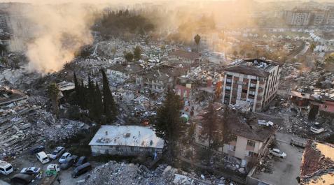 terremoto turquia Sigue la búsqueda de supervivientes entre los escombros de los edifcios derrumbados por los fuertes terremotos del lunes en Turquía y Siria