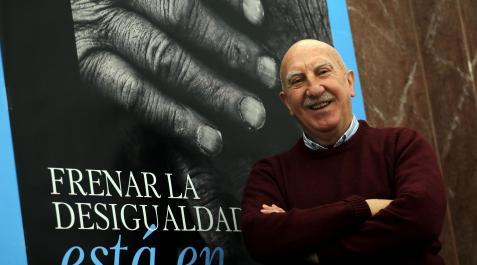 Mateo Aguirre, misionero jesuita El misionero jesuita Mateo Aguirre García-Esteller, con el cartel de la campaña de Manos Unidas de fondo, en el colegio Jesuitas de Pamplona.