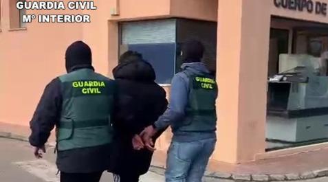 Ingresa en prisión el joven que supuestamente apuñaló a un vecino de Loja por un accidente de tráfico Ingresa en prisión el joven que supuestamente apuñaló a un vecino de Loja por un accidente de tráfico
GUARDIA CIVIL
10/02/2023 Detenido el joven que apuñaló a un vecino de Loja (Granada) tras una discusión de tráfico.
