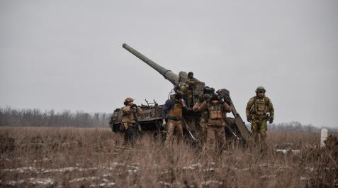 Militares ucranianos se preparan para disparar en la zona de Bajmut Militares ucranianos se preparan para disparar en la zona de Bajmut