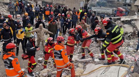 ume-rescate-terremoto-turquia Efectivos de la Unidad Militar de Emergencia (UME) han logrado rescatar con vida a dos niños, de seis y dos años, y a su madre de entre los escombros de un edificio derruido por el terremoto que asoló Turquía el lunes