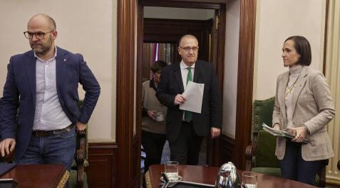 El alcalde Enrique Maya, ayer entre los concejales Fernando Aranguren y María Echávarri