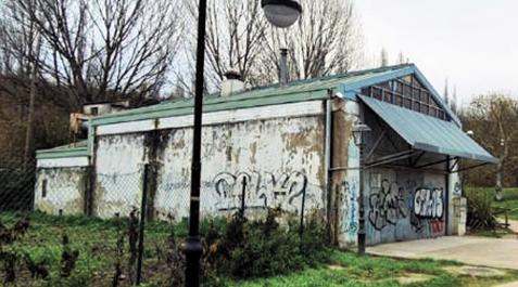 Gaztetxe de Burlada Vista del edificio. En 2020 se concluyó que presentaba problemas de seguridad y salubridad.