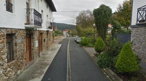 Busturia Vista general de la calle San Cristóbal de Busturia, en Vizcaya.