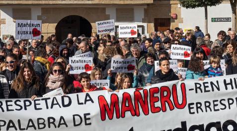 Concentración en Mañeru Varias persona sujetan una pancarta durante el acto celebrado en Mañeru.