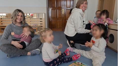 Eguiarte Ros, con una niña en brazos, educadora infantil, y la directora, Eguiarte Goñi, atienden a los niños Eguiarte Ros, con una niña en brazos, educadora infantil, y la directora, Eguiarte Goñi, atienden a los niños