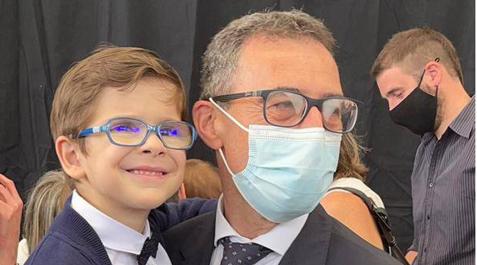 UNA HISTORIA DE VIDA ENTRE SÍSTOLES Y DIÁSTOLES. Íñigo Ustárroz Sorbet (en la imagen con 5 años) sonríe en brazos del cirujano pediátrico cardiaco que le dio la vida por segunda vez. El elizondarra Juan-Miguel Gil-Jaurena, jefe del servicio de cirugía ca UNA HISTORIA DE VIDA ENTRE SÍSTOLES Y DIÁSTOLES. Íñigo Ustárroz Sorbet (en la imagen con 5 años) sonríe en brazos del cirujano pediátrico cardiaco que le dio la vida por segunda vez. El elizondarra Juan-Miguel Gil-Jaurena, jefe del servicio de cirugía cardiaca infantil del Hospital Gregorio Marañón de Madrid, y todo se equipo, le trasplantaron el corazón al poco de nacer. Íñigo llegó al mundo con una cardiopatía incompatible con la vida y la única solución era el trasplante que, afortunadamente, llegó a los pocos meses. La madre de Íñigo, la pamplonesa Jaione Ustárroz Sorbet, propuso al cirujano como Medalla de oro de Navarra en 2021, aunque finalmente la candidatura no salió adelante. En la imagen, médico y paciente sonríen en Elizondo, en el homenaje que el ayuntamiento brindó a su paisano en julio de 2021. Íñigo falleció el martes en Madrid, en el mismo hospital en el que vino dos veces a la vida