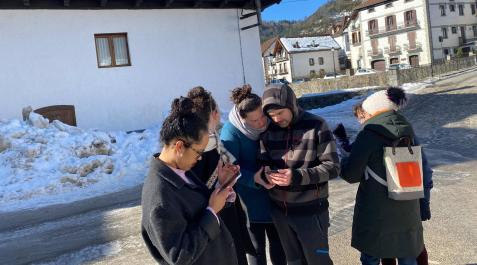 Uno de los grupos intenta pasar a la siguiente prueba de la ruta, este sábado en las calles de Ochagavía