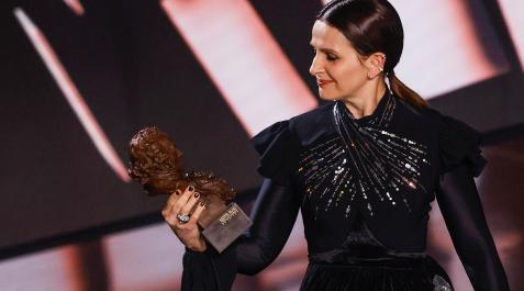 JBoniche La actruz francesa Juliette Binoche observa el Goya tras ser galardonada.