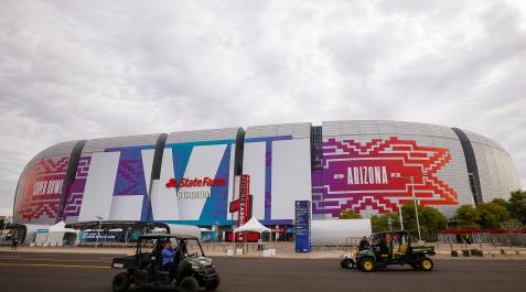 Varios empleados ultiman los detalles en el exterior del estadio de Glendale, en Arizona, donde se disputara la LVII Super Bowl
