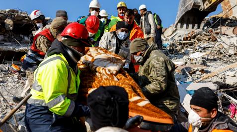 Rescate en Turquía Los equipos rescatan con vida de entre los escombros a Muzeyyen Ofkeli en la localidad de Hatay, en Turquía.