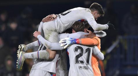 Los jugadores del Barcelona celebran la victoria conseguida frente al Villarreal Villarreal - Barcelona