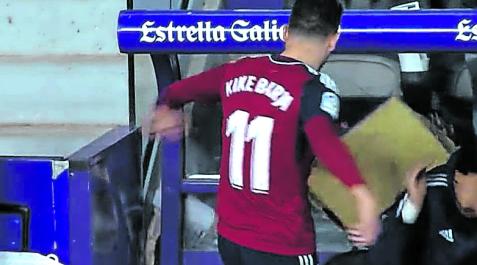 kike barja carton Kike Barja golpea la caja de cartón, tras ser sustituido en Valladolid, que golpea en Sergio Herrera