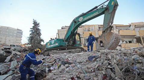 Terremoto en Turquía Una excavadora trabaja entre los escombros en la localidad turca de Kahramanmaras.