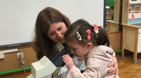 Foto de Ali (1) La parasitóloga Celia Fernández Rubio con una alumna