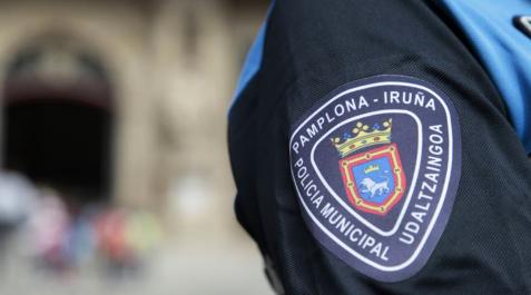 Policía Municipal Escudo de la Policía Municipal de Pamplona en el hombro de un agente.