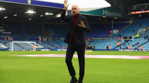 TemnHag Erik Ten Hag, técnico del Manchester United, saluda antes del inicio del choque contra el Leeds United en Elland Road.