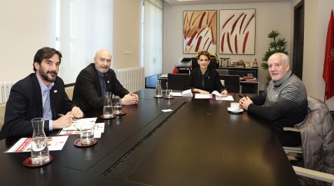 COnpymes María Chivite (centro) junto a representantes de CONPYMES durante la reunión mantenida.