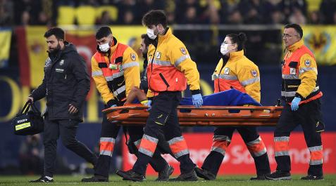 Coquelin Los camilleros y un médico del Villarreal acompañan a Francis Coquelin cuando es retirado tras su lesión.