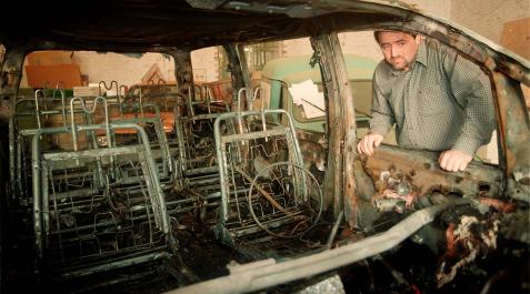 Antonio Gila Gila contempla el coche que le quemaron en 1998. Antonio Gila Gila contempla el coche que le quemaron en 1998.