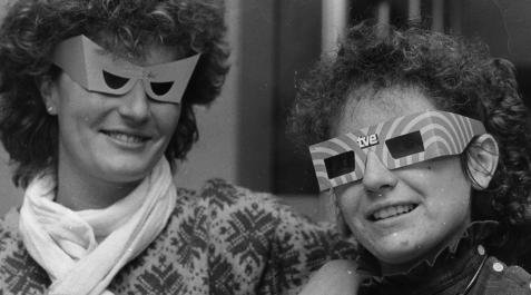 Gafas 3D Dos mujeres con las gafas de la tele, en una imagen de 1984