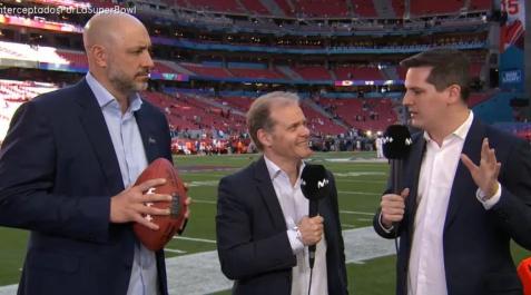 Super Bowl El periodista navarro Javier López (derecha) junto a Rubén Ibeas (izq.) y Moi Molina (centro) en el State Farm Stadium de Glendale, Arizona