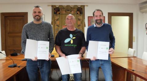 Desde la izda., Oihan Mendo, alcalde de Puente la Reina; Carlos Urra, presidente de Gares Energía, y Rafael Ruiz de Ojeda, jefe de Seguridad y Medio Ambiente de Schneider Electric, tras la firma del convenio. Desde la izda., Oihan Mendo, alcalde de Puente la Reina; Carlos Urra, presidente de Gares Energía, y Rafael Ruiz de Ojeda, jefe de Seguridad y Medio Ambiente de Schneider Electric, tras la firma del convenio.