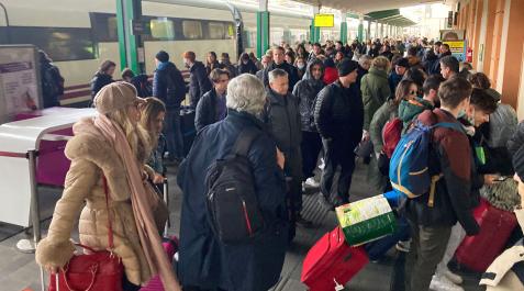 Imagen de la estación de Renfe en Pamplona a la llegada de un tren regional y a punto de salir un Alvia Imagen de la estación de Renfe en Pamplona a la llegada de un tren regional y a punto de salir un Alvia