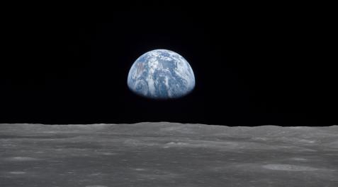 TIERRA-LUNA Vista desde la nave espacial Apolo 11 que muestra la Tierra elevándose sobre el horizonte lunar (20 de julio de 1969)