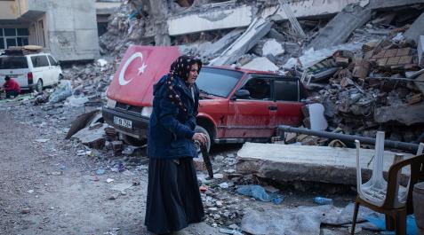 Escombros tras el terremoto en Turquía Una anciana camina entre los escombros de un edificio derribado por el terremoto en la localidad turca de Hatay.